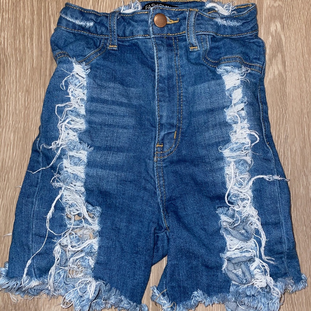 ❥ Distressed shorts
